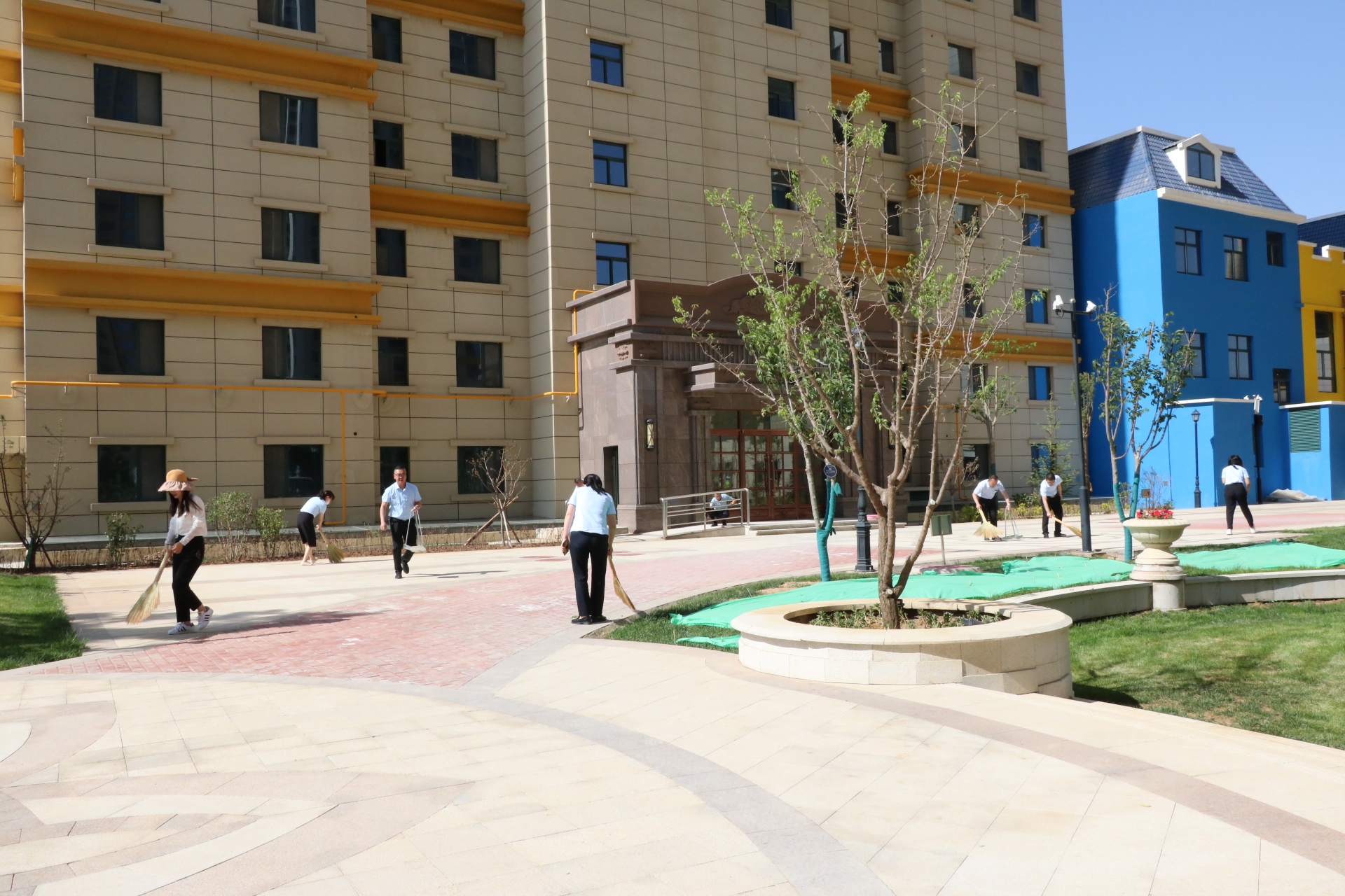 1655713466566945.jpg 义务劳动照片2—三五成群打扫卫生.JPG