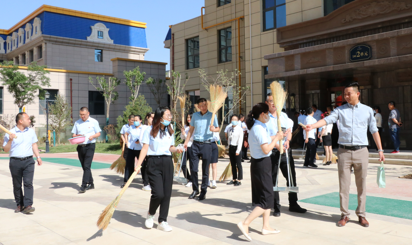 1655713498135732.jpg 义务劳动照片1—分发工具.JPG